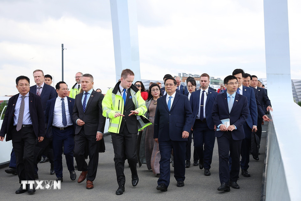 Thủ tướng Phạm Minh Chính và Phu nhân tham quan cảng Tallinna Sadam. (Ảnh: Dương Giang/TTXVN)