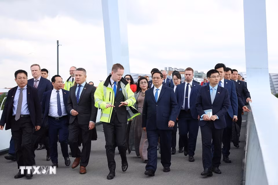 Thủ tướng Phạm Minh Chính và Phu nhân tham quan cảng Tallinna Sadam. (Ảnh: Dương Giang/TTXVN)
