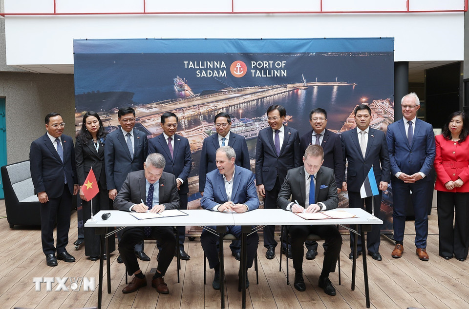 Thủ tướng Phạm Minh Chính chứng kiến ký kết bản ghi nhớ về hợp tác chuyển giao công nghệ vận hành cảng thông minh giữa Tổng công ty Hàng hải Việt Nam và Cảng Tallinna Sadam. (Ảnh: Dương Giang/TTXVN)