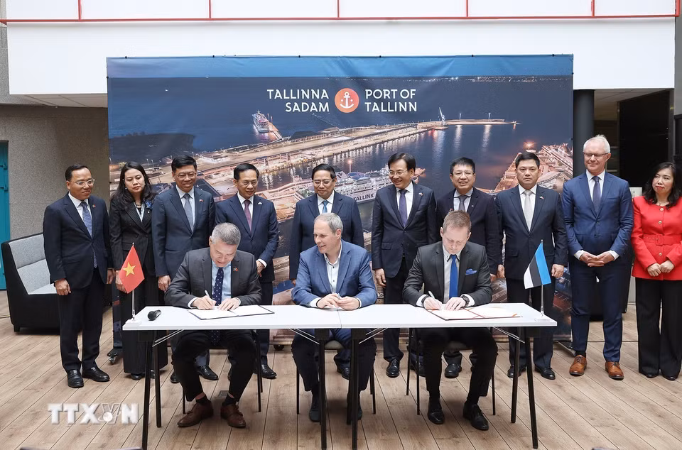 Thủ tướng Phạm Minh Chính chứng kiến ký kết bản ghi nhớ về hợp tác chuyển giao công nghệ vận hành cảng thông minh giữa Tổng công ty Hàng hải Việt Nam và Cảng Tallinna Sadam. (Ảnh: Dương Giang/TTXVN)