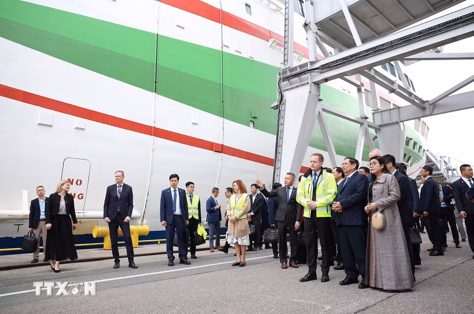 Lãnh đạo cảng Tallinna Sadam giới thiệu với Thủ tướng Phạm Minh Chính về công nghệ dừng tàu. (Ảnh: Dương Giang/TTXVN)