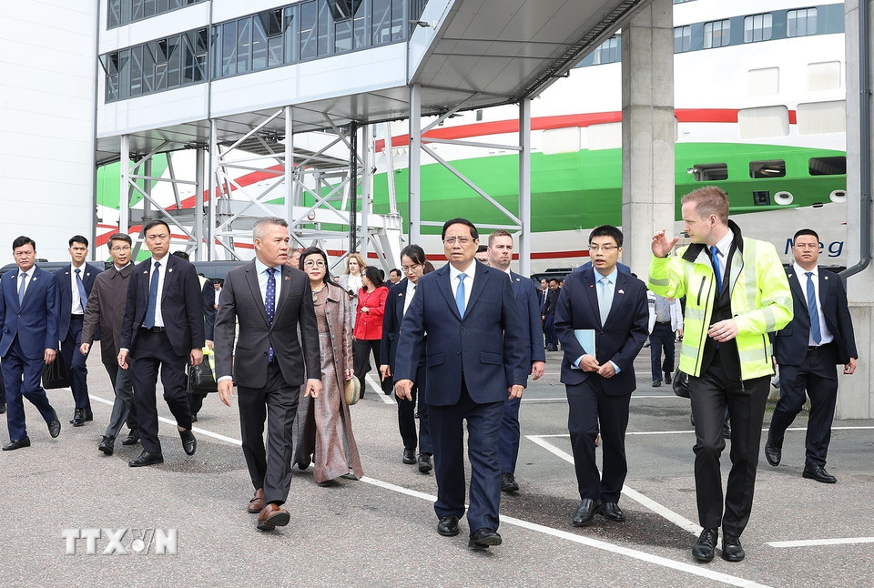 Thủ tướng Phạm Minh Chính và Phu nhân tham quan cảng Tallinna Sadam. (Ảnh: Dương Giang/TTXVN)