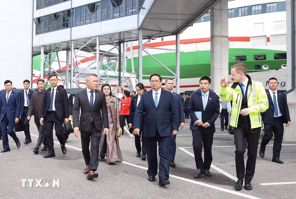 Thủ tướng Phạm Minh Chính và Phu nhân tham quan cảng Tallinna Sadam. (Ảnh: Dương Giang/TTXVN)