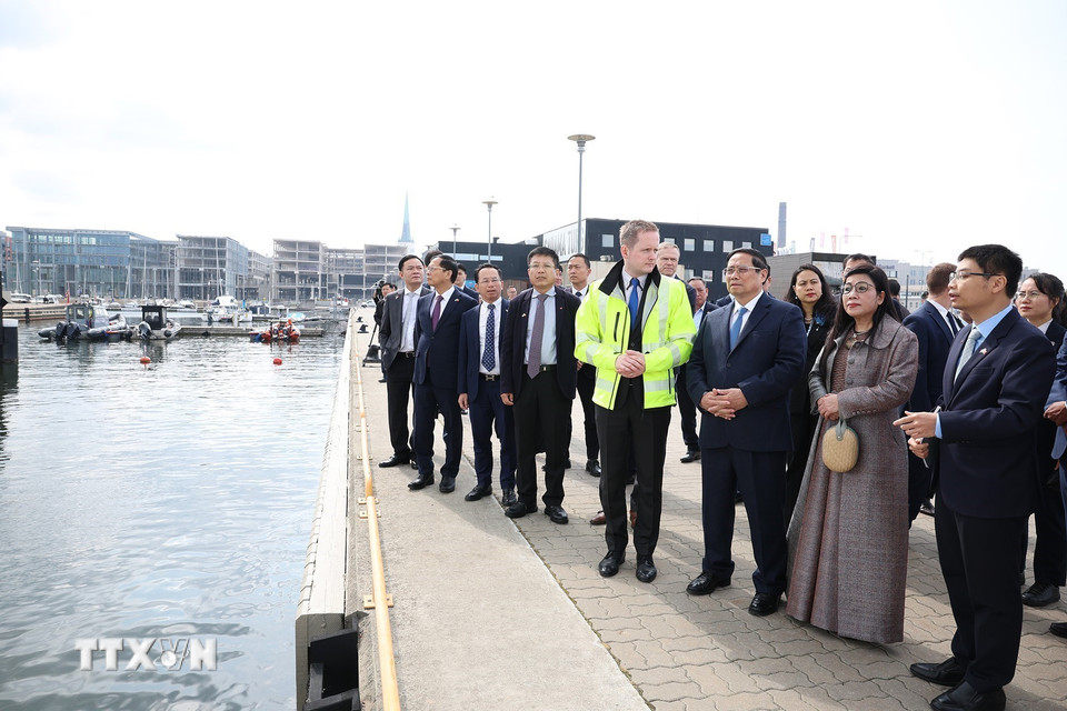 Thủ tướng Phạm Minh Chính và Phu nhân tham quan cảng Tallinna Sadam. (Ảnh: Dương Giang/TTXVN)