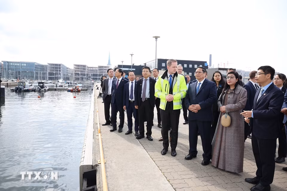 Thủ tướng Phạm Minh Chính và Phu nhân tham quan cảng Tallinna Sadam. (Ảnh: Dương Giang/TTXVN)