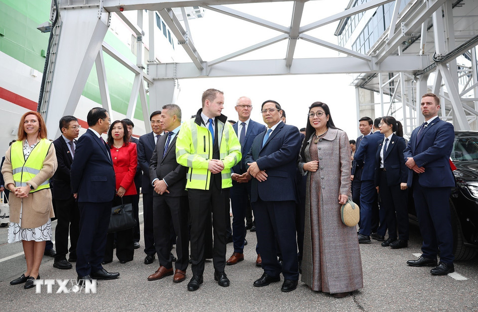 Lãnh đạo cảng Tallinna Sadam giới thiệu với Thủ tướng Phạm Minh Chính về công nghệ dừng tàu. (Ảnh: Dương Giang/TTXVN)