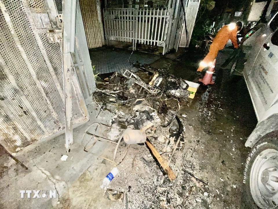 Nhiều phương tiện bị thiêu rụi trong vụ hỏa hoạn. (Ảnh: TTXVN phát)