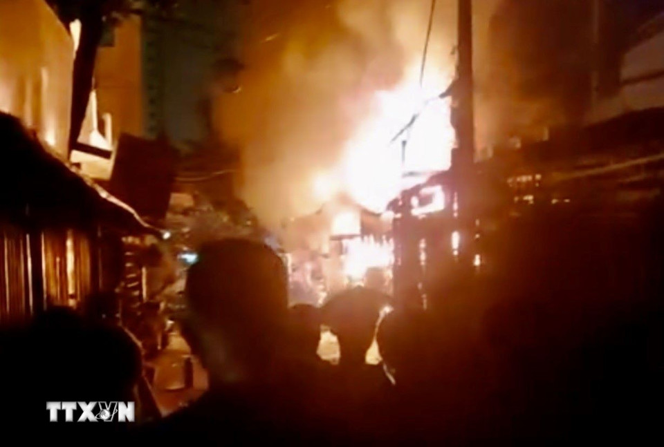 Hình ảnh ban đầu của vụ cháy tại cư xá Độc Lập. (Ảnh: TTXVN phát)