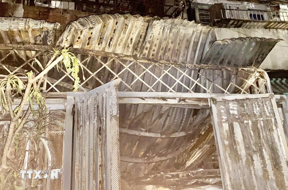 Mái che căn hộ chung cư đổ sập sau vụ cháy. (Ảnh: Linh Sơn/TTXVN)