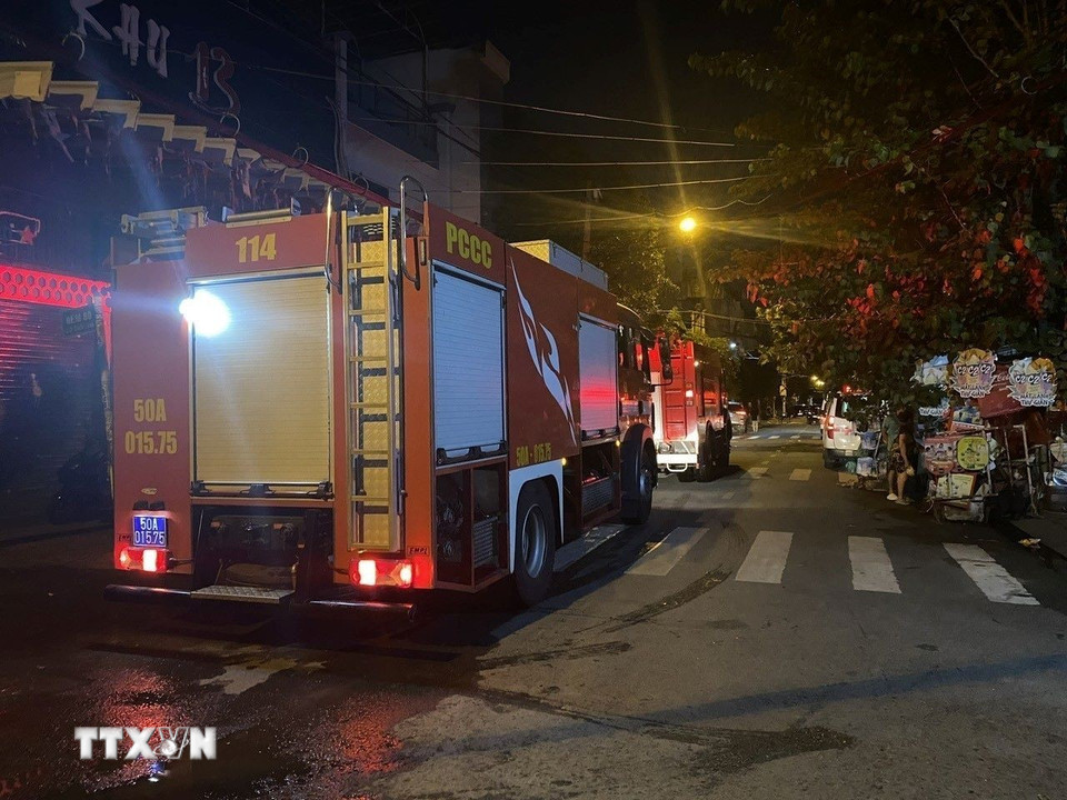 Cảnh sát điều động nhiều phương tiện chuyên dụng đến dập lửa. (Ảnh: TTXVN phát)