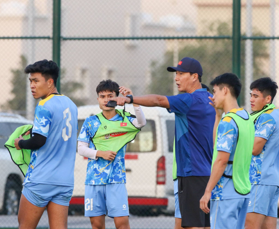 HLV Kim Sang-sik chỉ đạo trực tiếp các cầu thủ trên sân tập. (Nguồn: VFF)