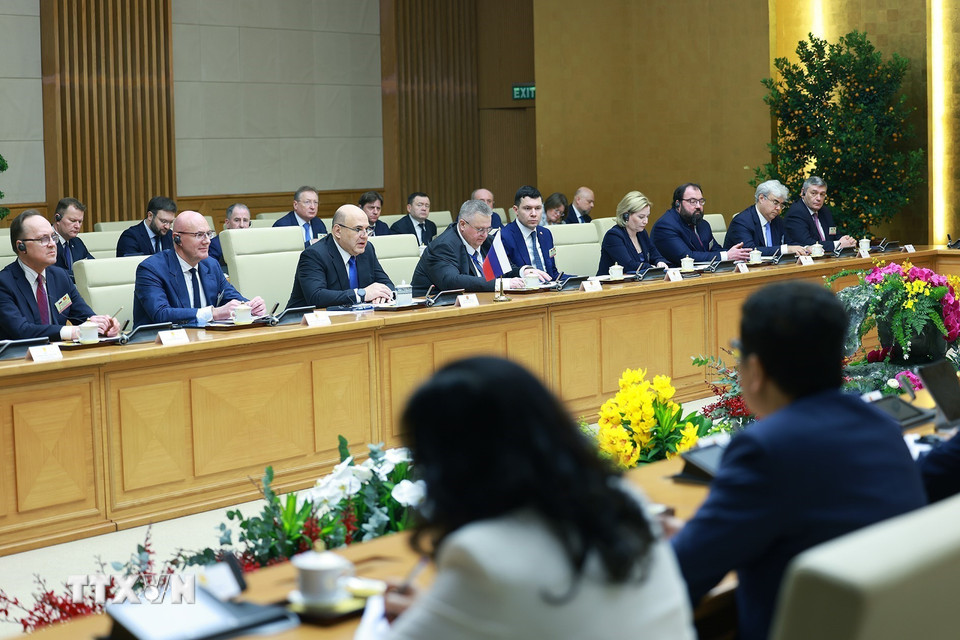 Thủ tướng Liên bang Nga Mikhail Vladimirovich Mishustin và đoàn Nga tại buổi hội đàm. (Ảnh: Dương Giang/TTXVN)