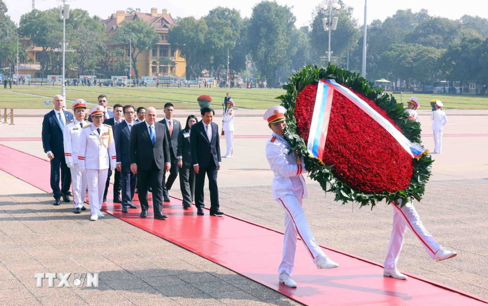 Thủ tướng Liên bang Nga Mikhail Vladimirovich Mishustin đến đặt vòng hoa và vào Lăng viếng Chủ tịch Hồ Chí Minh. (Ảnh: Phạm Kiên/TTXVN)