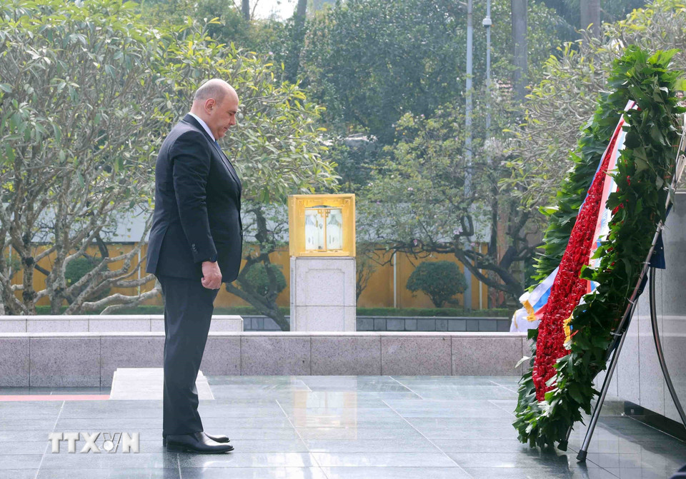 Thủ tướng Liên bang Nga Mikhail Vladimirovich Mishustin đặt vòng hoa tại Đài tưởng niệm các Anh hùng liệt sỹ (Hà Nội). (Ảnh: Phạm Kiên/TTXVN)