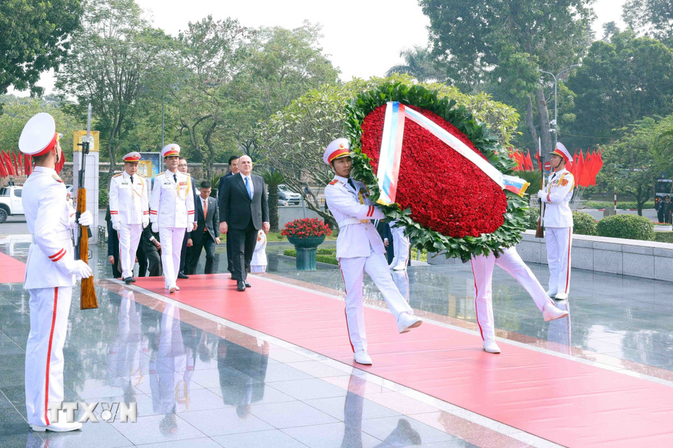 Thủ tướng Liên bang Nga Mikhail Vladimirovich Mishustin đến đặt vòng hoa tại Đài tưởng niệm các Anh hùng liệt sỹ (Hà Nội). (Ảnh: Phạm Kiên/TTXVN)