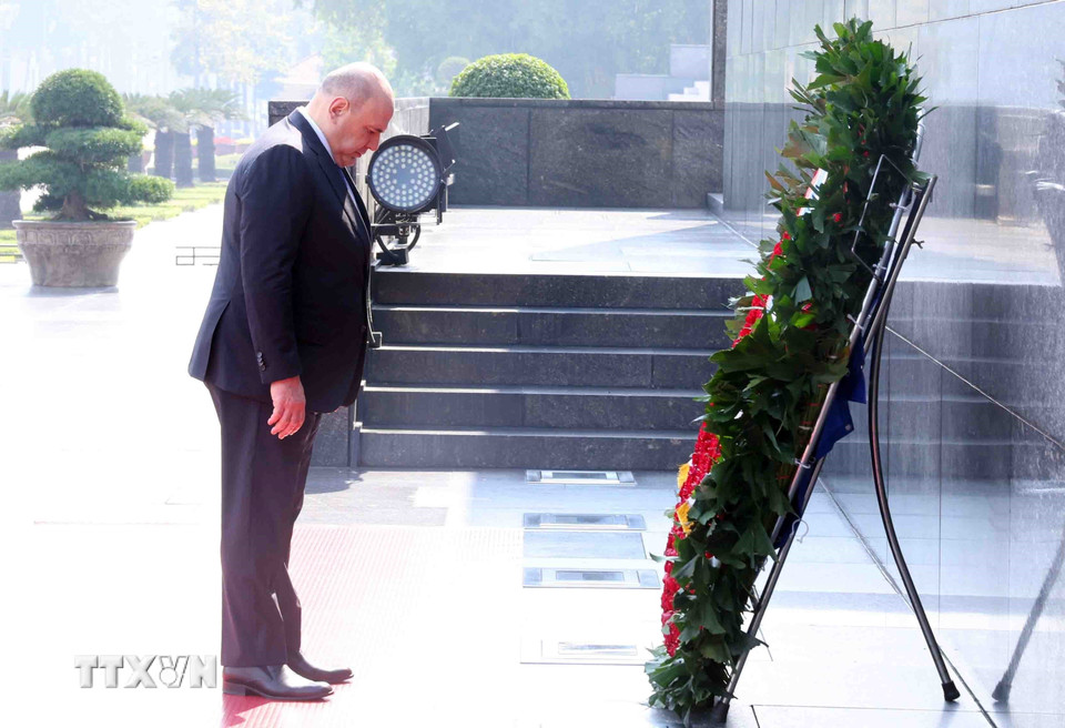 Thủ tướng Liên bang Nga Mikhail Vladimirovich Mishustin đặt vòng hoa và vào Lăng viếng Chủ tịch Hồ Chí Minh. (Ảnh: Phạm Kiên/TTXVN)