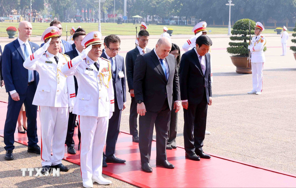 Thủ tướng Liên bang Nga Mikhail Vladimirovich Mishustin đến đặt vòng hoa và vào Lăng viếng Chủ tịch Hồ Chí Minh. (Ảnh: Phạm Kiên/TTXVN)