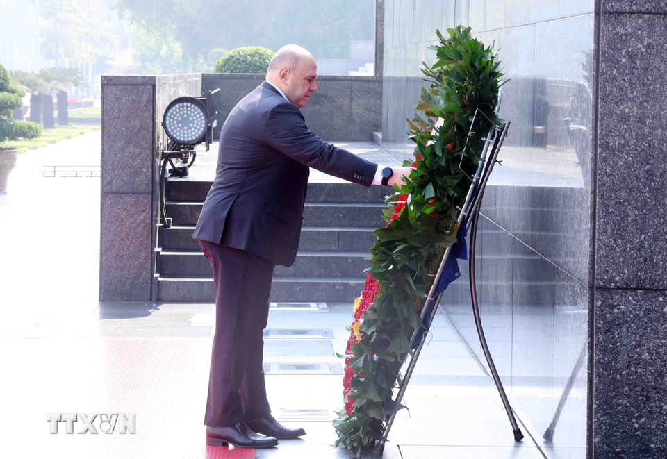 Thủ tướng Liên bang Nga Mikhail Vladimirovich Mishustin đặt vòng hoa và vào Lăng viếng Chủ tịch Hồ Chí Minh. (Ảnh: Phạm Kiên/TTXVN)