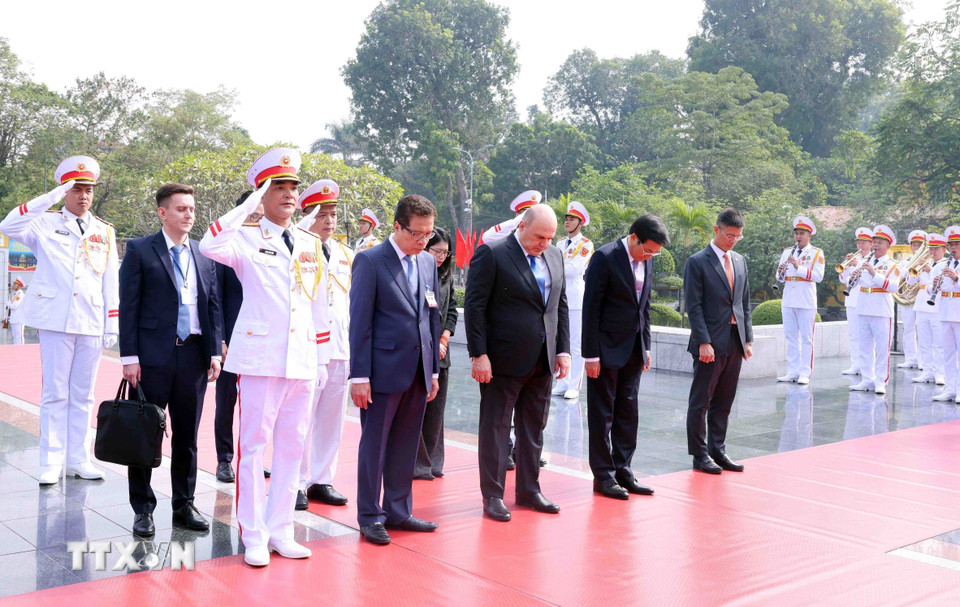 Thủ tướng Liên bang Nga Mikhail Vladimirovich Mishustin tưởng niệm các Anh hùng liệt sỹ. (Ảnh: Phạm Kiên/TTXVN)