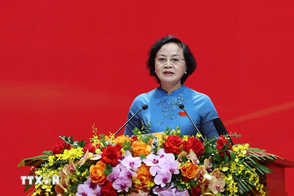 Ủy viên Trung ương Đảng, Ủy viên Ban Thường vụ Đảng ủy Chính phủ, Bộ trưởng Bộ Nội vụ Phạm Thị Thanh Trà thay mặt Đoàn Chủ tịch thông qua Chương trình làm việc của Đại hội. (Ảnh: Dương Giang/TTXVN)