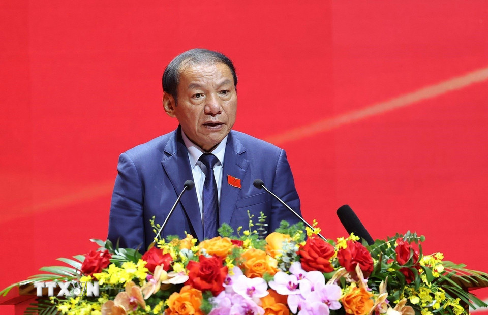 Bộ trưởng Bộ Văn hóa Thể thao và Du lịch Nguyễn Văn Hùng thay mặt Đoàn Chủ tịch thông báo phân công các tổ thảo luận, hướng dẫn thảo luận tại Đại hội và tại các tổ thảo luận. (Ảnh: Dương Giang/TTXVN)