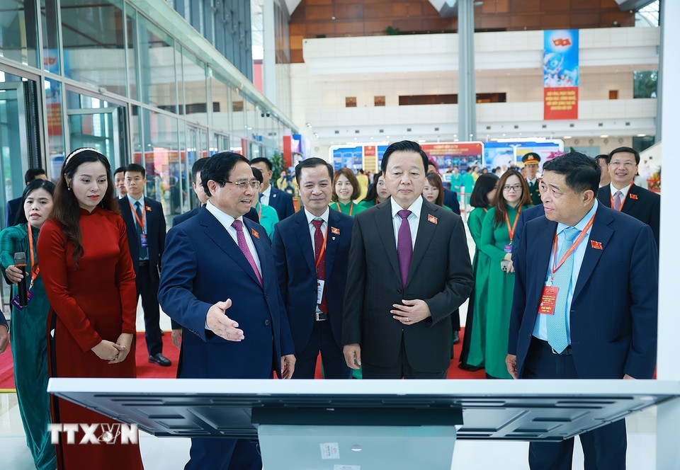 Thủ tướng Phạm Minh Chính và các đại biểu tham quan trưng bày thành tựu phát triển khoa học, công nghệ và đổi mới sáng tạo. (Ảnh: Dương Giang/TTXVN)