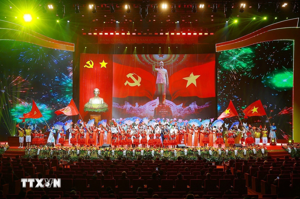 Chương trình nghệ thuật chào mừng Đại hội đại biểu Đảng bộ Chính phủ lần thứ nhất, nhiệm kỳ 2025-2030. (Ảnh: Dương Giang/TTXVN)