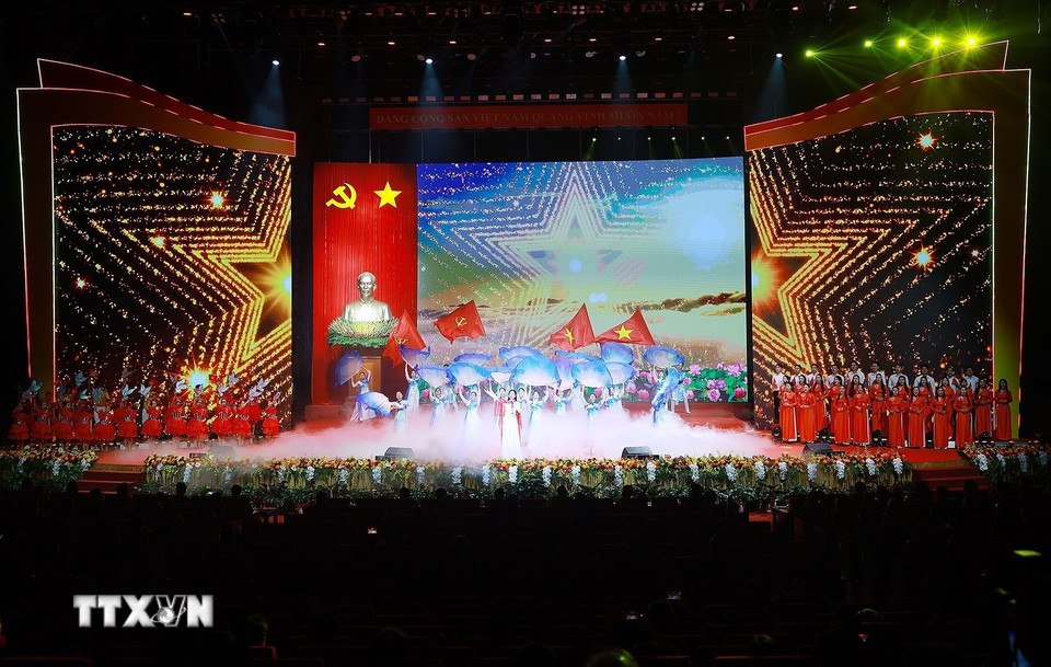Chương trình nghệ thuật chào mừng Đại hội đại biểu Đảng bộ Chính phủ lần thứ nhất, nhiệm kỳ 2025-2030. (Ảnh: Dương Giang/TTXVN)