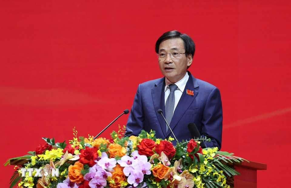 Ủy viên Trung ương Đảng, Phó Bí thư Đảng ủy Chính phủ, Bộ trưởng, Chủ nhiệm Văn phòng Chính phủ Trần Văn Sơn trình bày danh sách giới thiệu Bầu Đoàn Chủ tịch điều hành Đại hội. (Ảnh: Dương Giang/TTXVN)