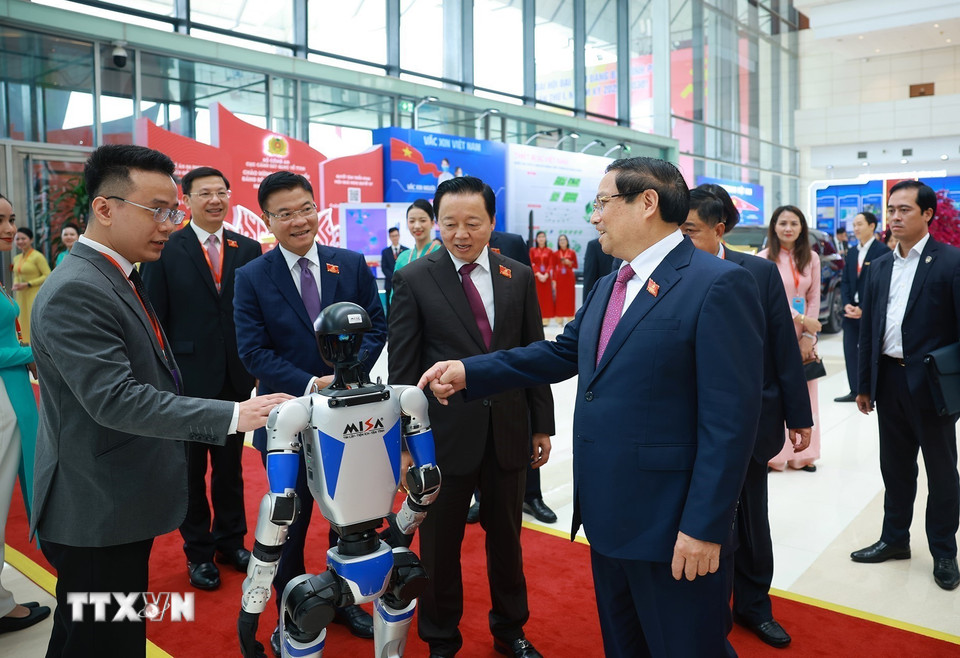 Thủ tướng Phạm Minh Chính và các đại biểu tham quan trưng bày thành tựu phát triển khoa học, công nghệ. (Ảnh: Dương Giang/TTXVN)