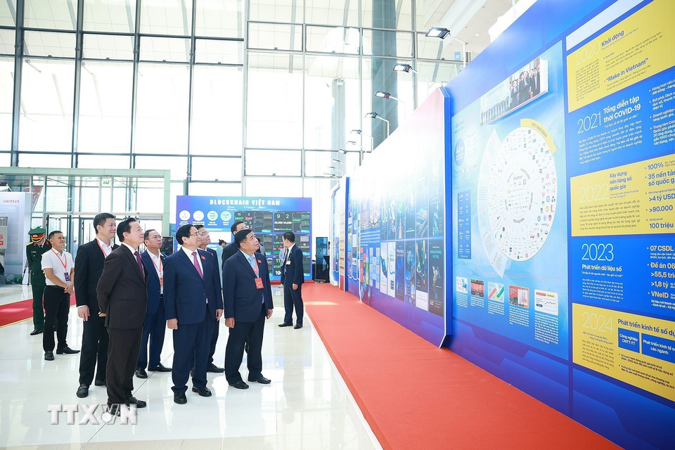 Thủ tướng Phạm Minh Chính và các đại biểu tham quan trưng bày thành tựu phát triển khoa học, công nghệ và đổi mới sáng tạo. (Ảnh: Dương Giang/TTXVN)