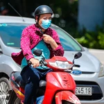 Người dân di chuyển dưới trời nắng gắt. (Ảnh: Hoài Nam/Vietnam+)