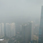 Trong suốt nhiều ngày qua, thành phố Hà Nội liên tiếp “chìm” trong ô nhiễm không khí. (Ảnh: Hoài Nam/Vietnam+)
