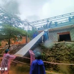 Một trong những ngôi nhà bị hư hại hoàn toàn ở xã Trà Leng đang được xây dựng mới. (Ảnh: Đoàn Hữu Trung/TTXVN)