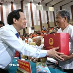 Bộ trưởng Bộ Dân tộc và Tôn giáo Đào Ngọc Dung trao quà cho Mẹ Việt Nam anh hùng. (Ảnh: Thanh Hòa/TTXVN)