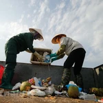 Phân loại rác thải rắn sinh hoạt tại nguồn, biến rác thành giá trị kinh tế. (Nguồn ảnh: Vietnam+)