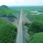 Cao tốc Vạn Ninh-Cam Lộ xuyên qua cánh rừng. (Ảnh: Quốc Khánh/TTXVN)