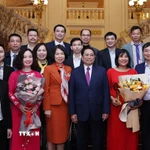 Nhà báo Võ Mạnh Hùng và Nhà báo Hoàng Kim Tuyết cùng ban lãnh đạo cơ quan chụp ảnh với Thủ tướng Phạm Minh Chính tại Lễ trao Giải báo chí toàn quốc về xây dựng Đảng (mang tên Búa liềm vàng), năm 2022. (Ảnh: TTXVN)