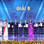 Đại diện nhóm tác giả Võ Mạnh Hùng, Nguyễn Hoài Nam, Đoàn Minh Anh (Báo Điện tử VietnamPlus) nhận giải B giải Báo chí toàn quốc phòng, chống tham nhũng, lãng phí, tiêu cực lần thứ V, năm 2024-2025.