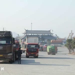 Phương tiện xuất nhập khẩu hàng hóa trong khu vực cửa khẩu quốc tế Hữu Nghị, Lạng Sơn. (Ảnh: Quang Duy/TTXVN)