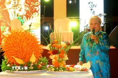 Nghệ nhân nhân dân Tôn Nữ Thị Hà giới thiệu về món nem công, chả phượng xứ Huế. (Ảnh: Tường Vi/TTXVN)