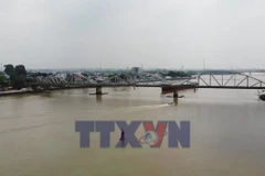 Sà lan đâm cầu Ghềnh gây tê liệt đường sắt Bắc-Nam