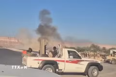 Khói bốc lên sau các cuộc không kích tại thành phố Mukalla, thủ phủ tỉnh Hadramawt, Yemen ngày 26/12/2025. (Ảnh: THX/TTXVN)