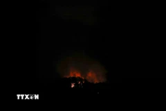 Khói lửa bốc lên sau một loạt tiếng nổ ở thủ đô Caracas, Venezuela rạng sáng 3/1/2026. (Ảnh: Anadolu Agency/TTXVN)