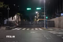 An ninh được tăng cường tại khu vực gần Dinh Tổng thống Venezuela ở thủ đô Caracas, ngày 3/1/2026. (Ảnh: THX/TTXVN)