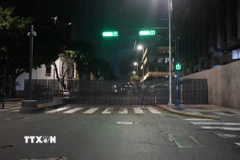 An ninh được tăng cường tại khu vực gần Dinh Tổng thống Venezuela ở thủ đô Caracas, ngày 3/1/2026. (Ảnh: THX/TTXVN)