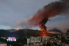 Khói lửa bốc lên tại khu phức hợp quân sự Fuerte Tiuna lớn nhất Venezuela, sau một loạt tiếng nổ ở thủ đô Caracas ngày 3/1/2026. (Ảnh: France24/TTXVN)