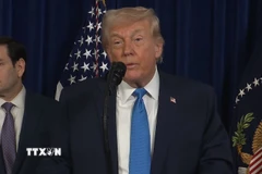 Tổng thống Mỹ Donald Trump (phải) họp báo về vụ tấn công Venezuela, tại Palm Beach, Florida, ngày 3/1/2026. (Ảnh: THX/TTXVN)