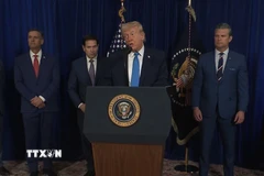 Tổng thống Mỹ Donald Trump (phải) họp báo về vụ tấn công Venezuela, tại Palm Beach, Florida, ngày 3/1/2026. (Ảnh: THX/TTXVN)