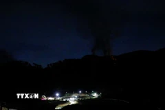 Khói lửa bốc lên tại khu phức hợp quân sự Fuerte Tiuna lớn nhất Venezuela, sau một loạt tiếng nổ ở thủ đô Caracas ngày 3/1/2026. (Ảnh: Reuters/TTXVN)